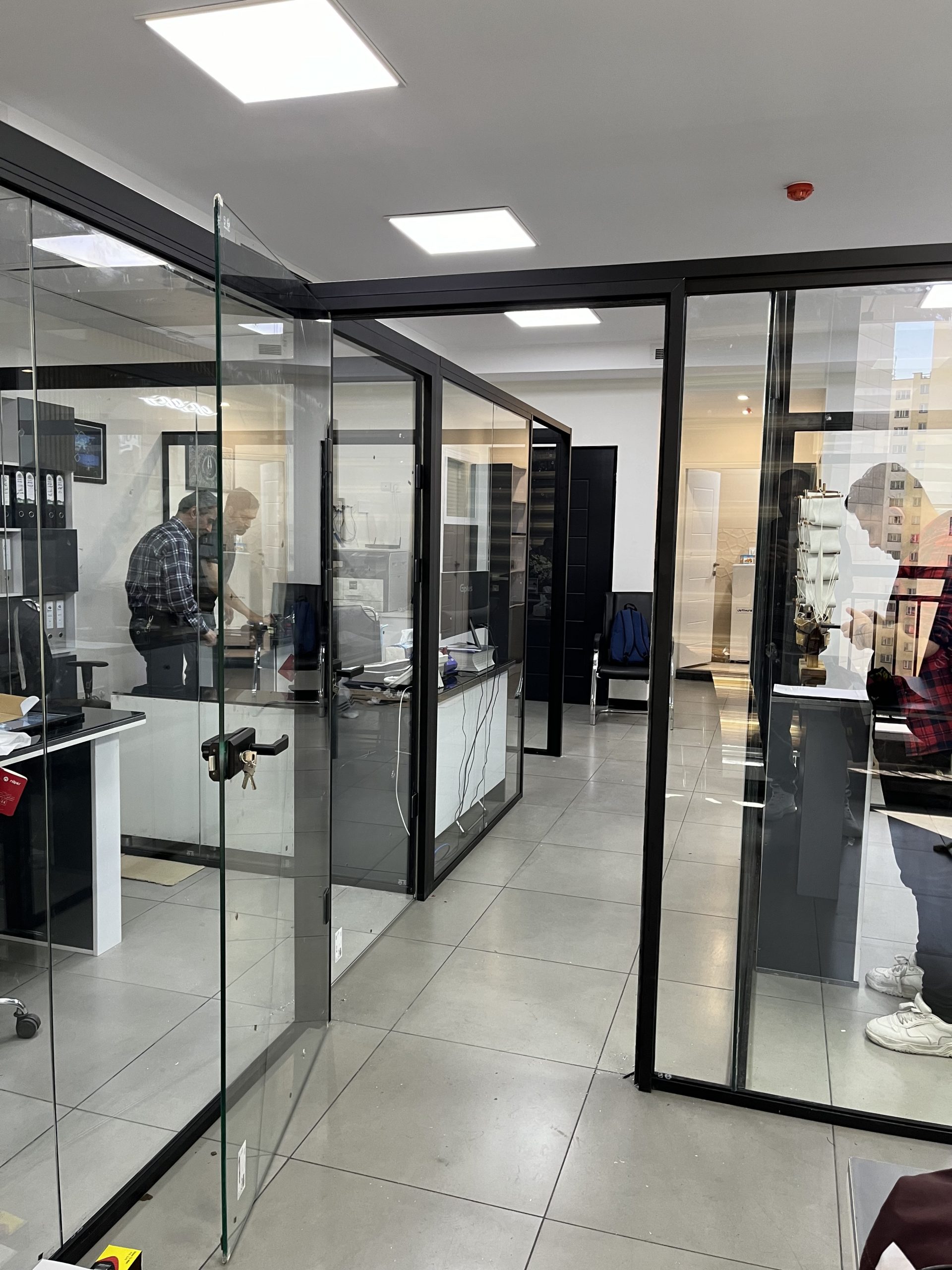 پارتيشن شيشه اي اداري