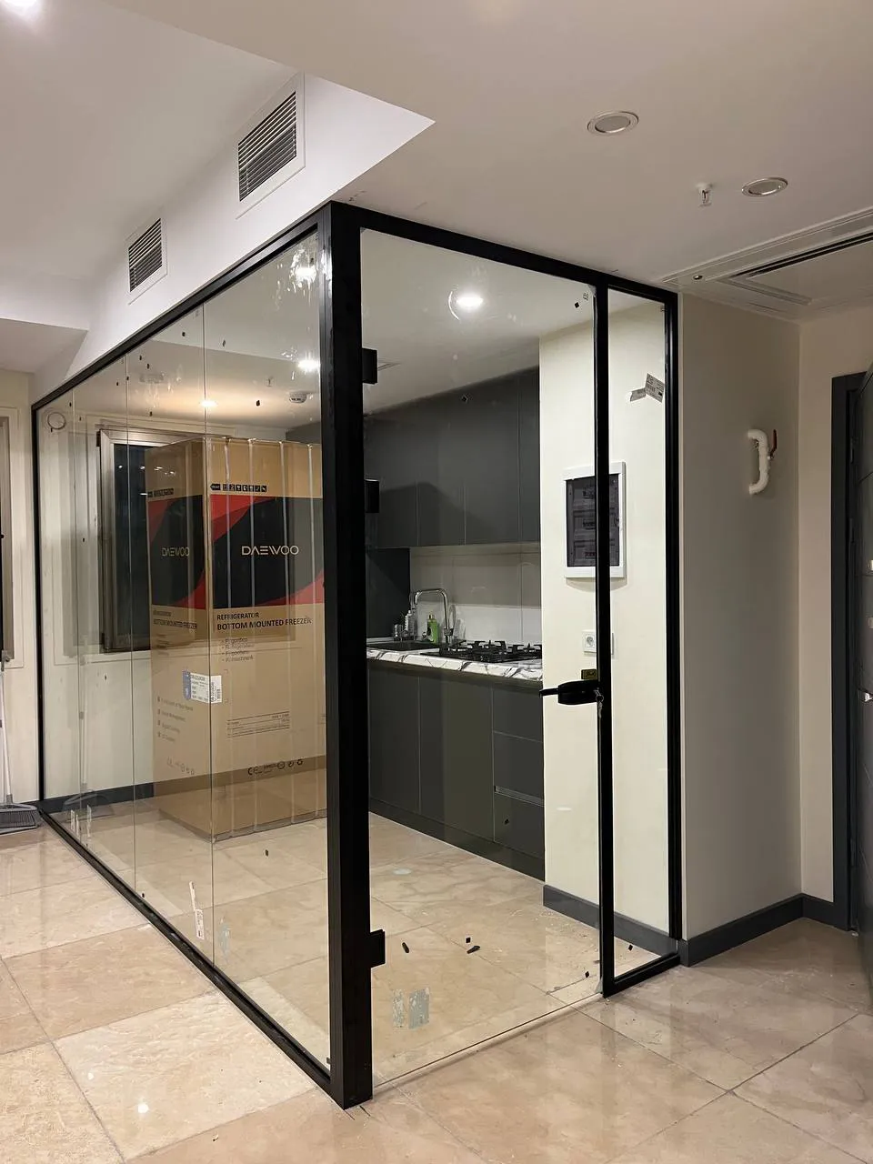 پارتیشن تک جداره به همراه استیکر و لوگو شرکت