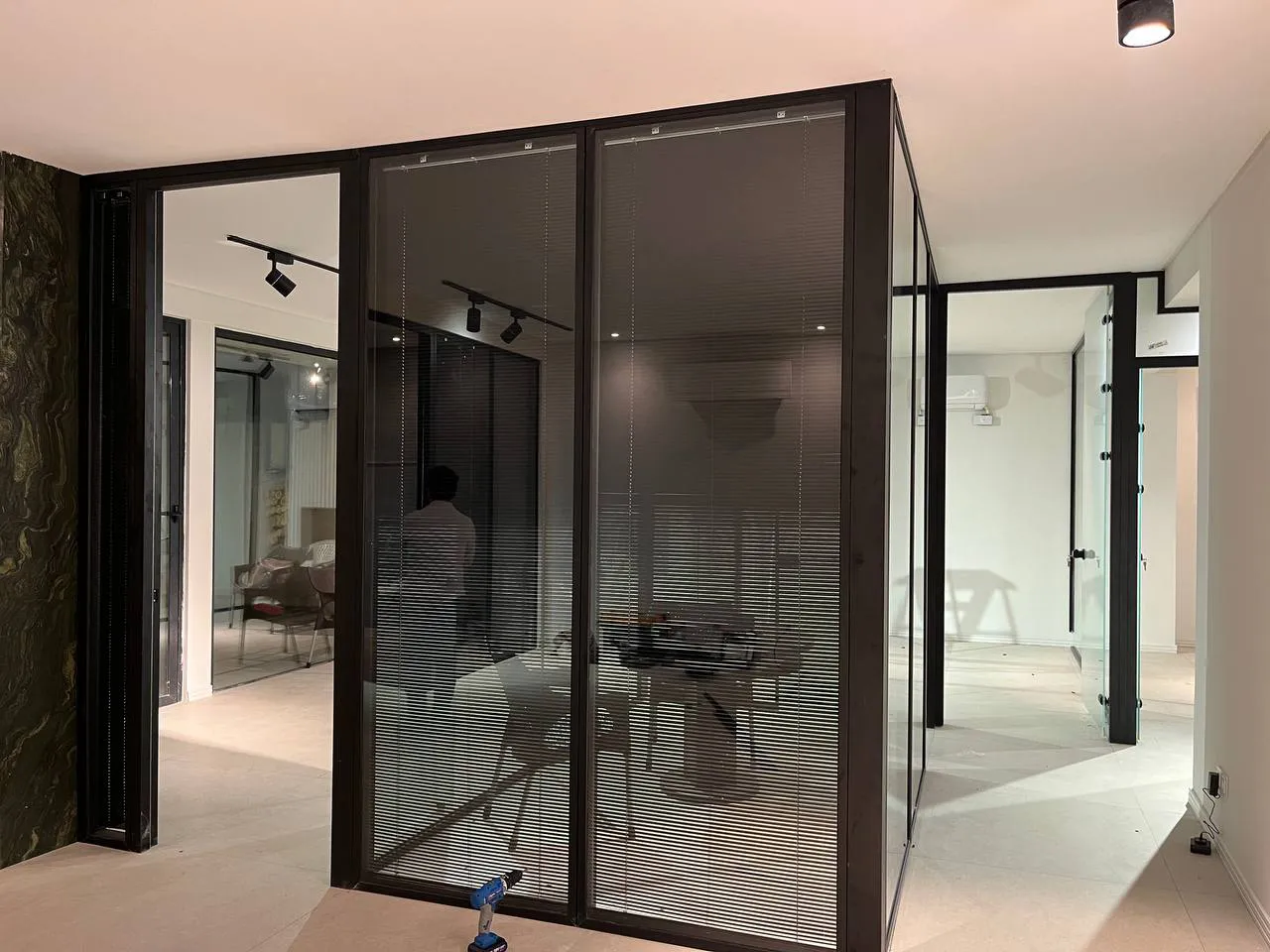 پارتیشن دوجداره به همراه پرده شیدینگ خیابان فرشته