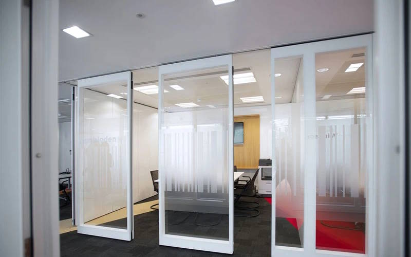 پارتیشن شیشه ای متحرک چیست؟