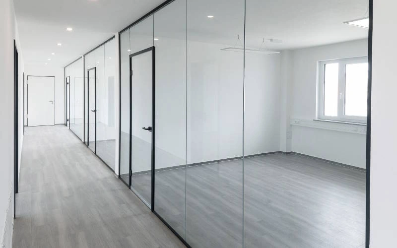 اجرای پارتیشن شیشه ای فریم دار توسط گروه معماری معمار فراز