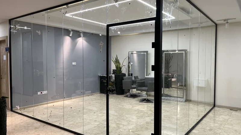 پارتیشن شیشه ای برای سالن های زیبایی و آرایشگاه