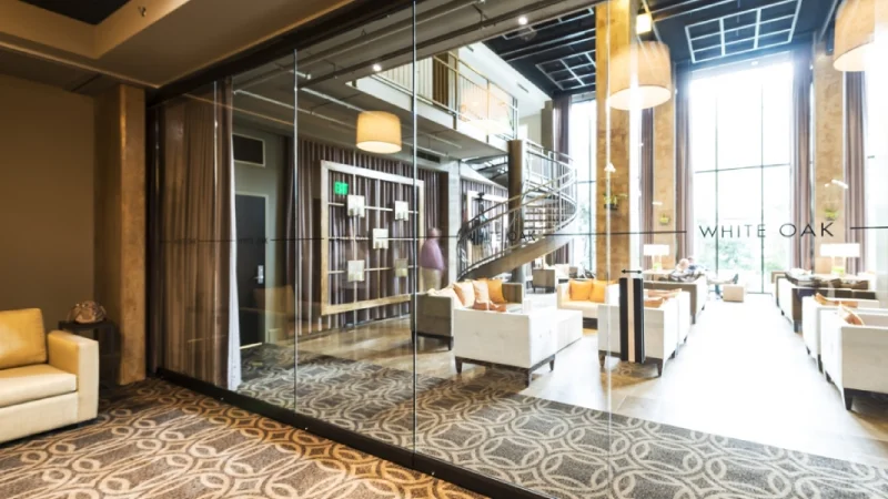 کاربردهای پارتیشن شیشه ای فریم لس برای هتل‌ها و رستوران‌ها