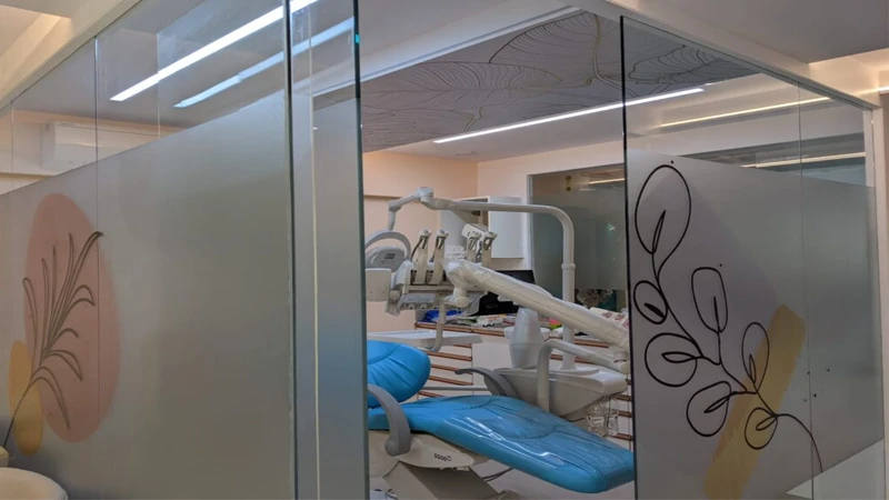 اجرای پارتیشن شیشه ای مطب نیم‌قد با جداره دوجداره سکوریت - لمینت