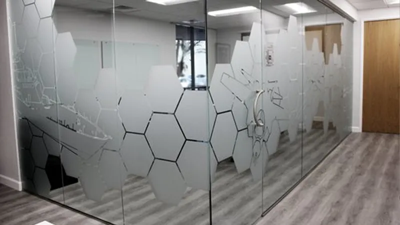کاربردهای پارتیشن شیشه ای طرح دار