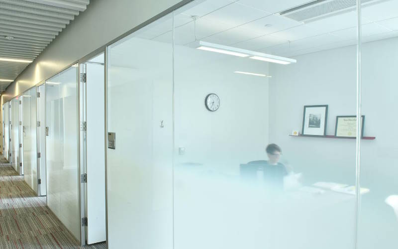 روش های اجرای پارتیشن شیشه ای مطب