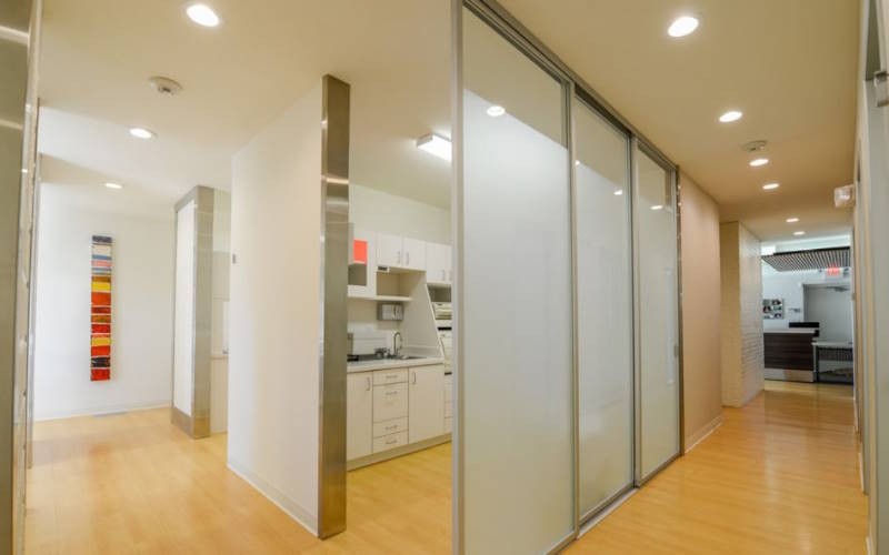 پارتیشن شیشه ای برای مطب دکتر