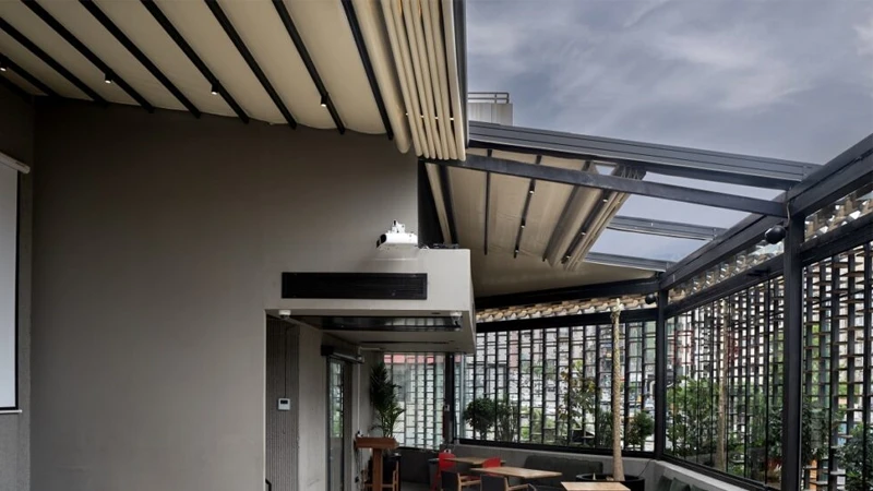 استفاده از پرده‌های ضدآب یا سقف‌های جمع شونده