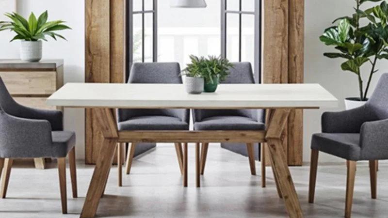 چیدمان غیررسمی و آزاد میز ناهار خوری