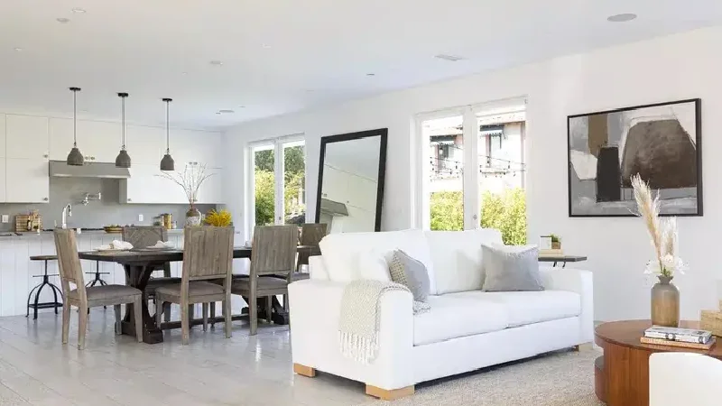 استفاده از مرکز فضا چیدمان مبل و میز ناهارخوری در پذیرایی مربع