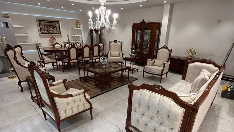 چیدمان مبل هفت نفره در پذیرایی مستطیلی