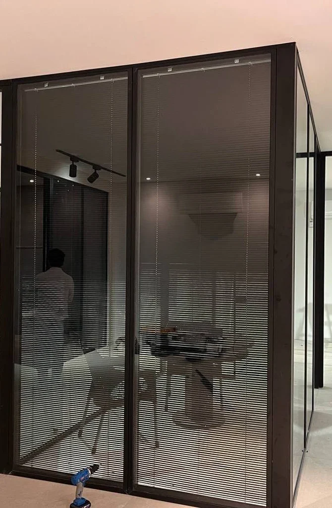 پارتیشن دوجداره به همراه پرده شیدینگ